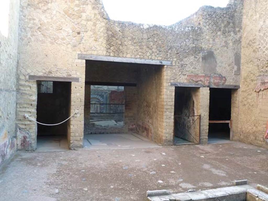 V 7, Herculaneum, September 2015. 
Looking east across atrium to small room in north-east corner, on left, next to tablinum, in centre.
